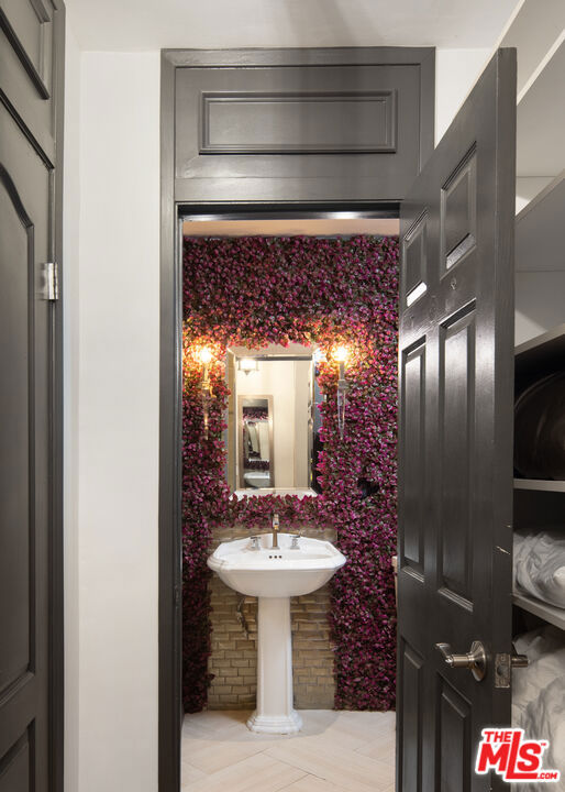 832 N Crescent Heights Boulevard