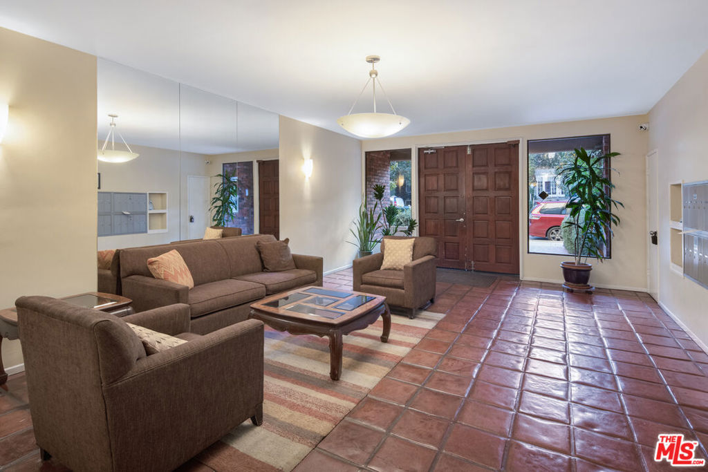 1944 Glendon Avenue Unit: 204