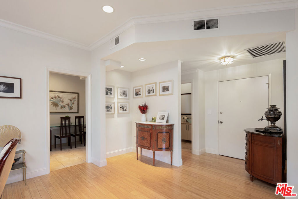 1944 Glendon Avenue Unit: 204