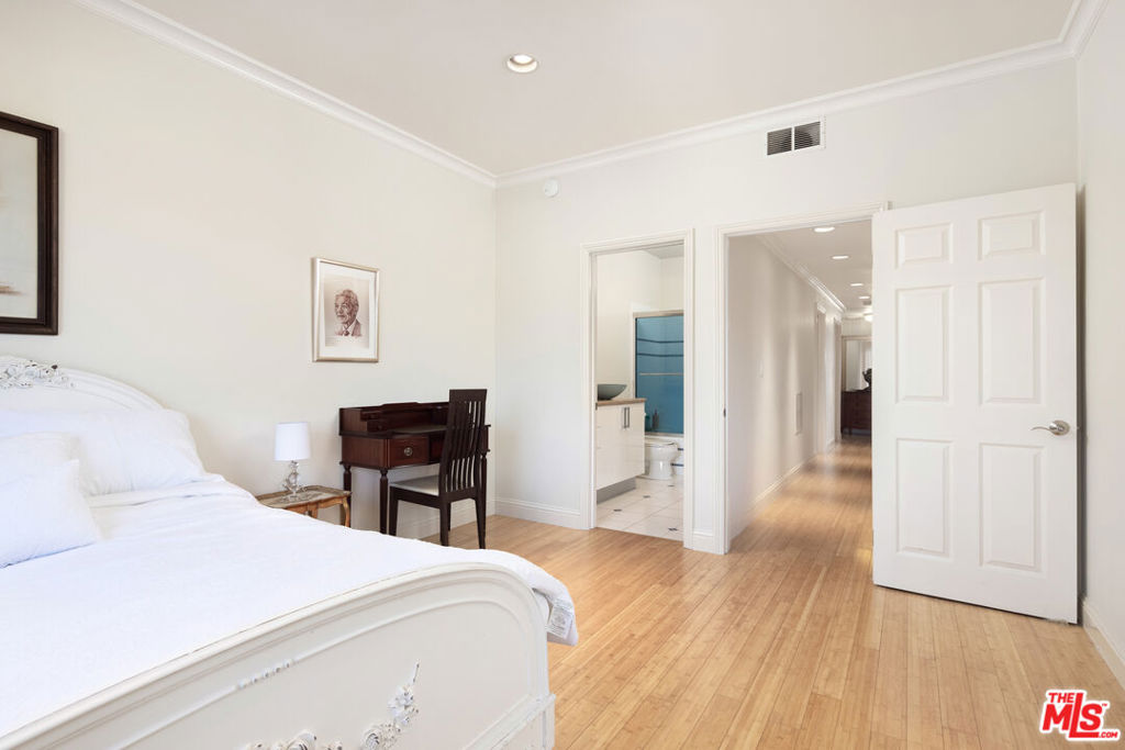 1944 Glendon Avenue Unit: 204