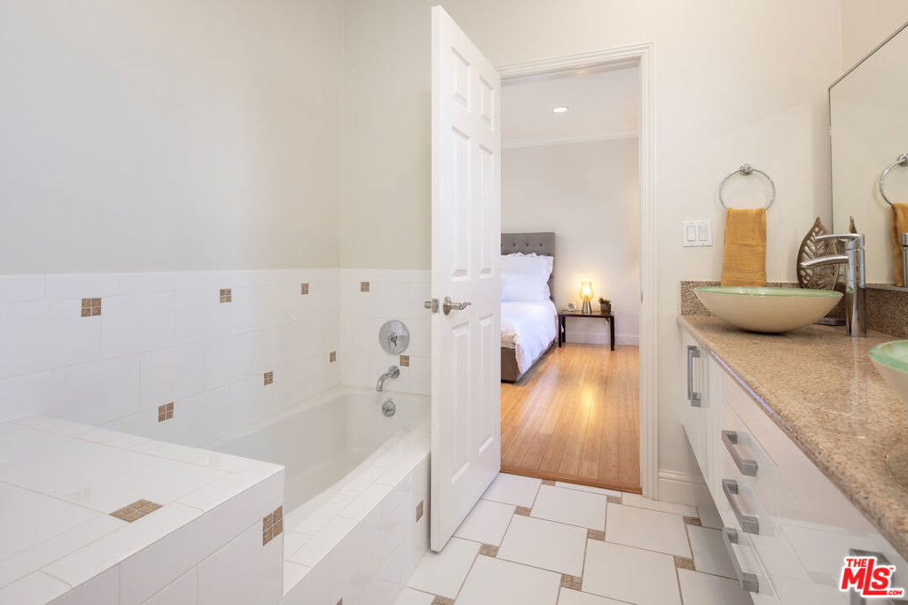 1944 Glendon Avenue Unit: 204
