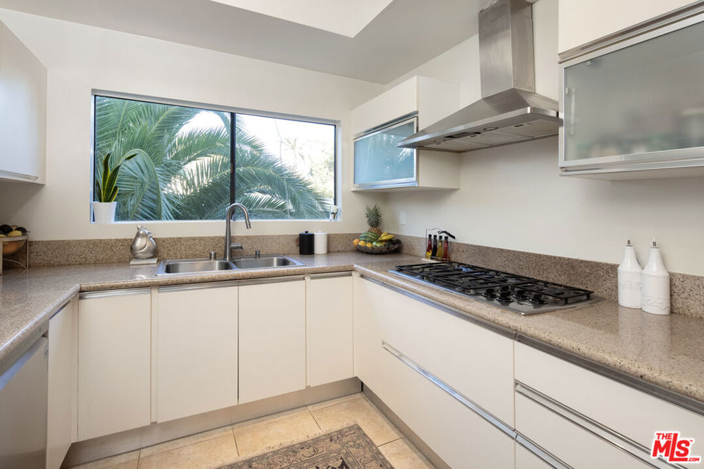 1944 Glendon Avenue Unit: 204