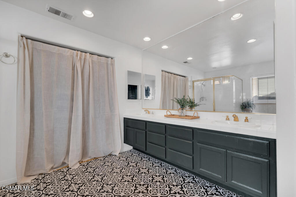 3023 Hollycrest Avenue