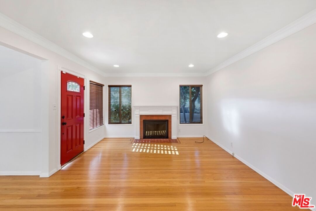 4348 Globe Ave