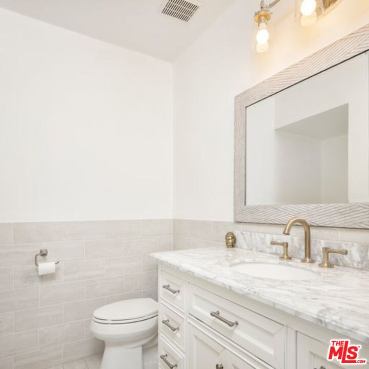 1735 N Fuller Ave Unit: 226