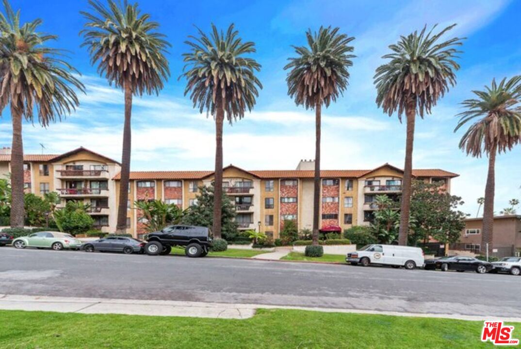 1735 N Fuller Ave Unit: 226