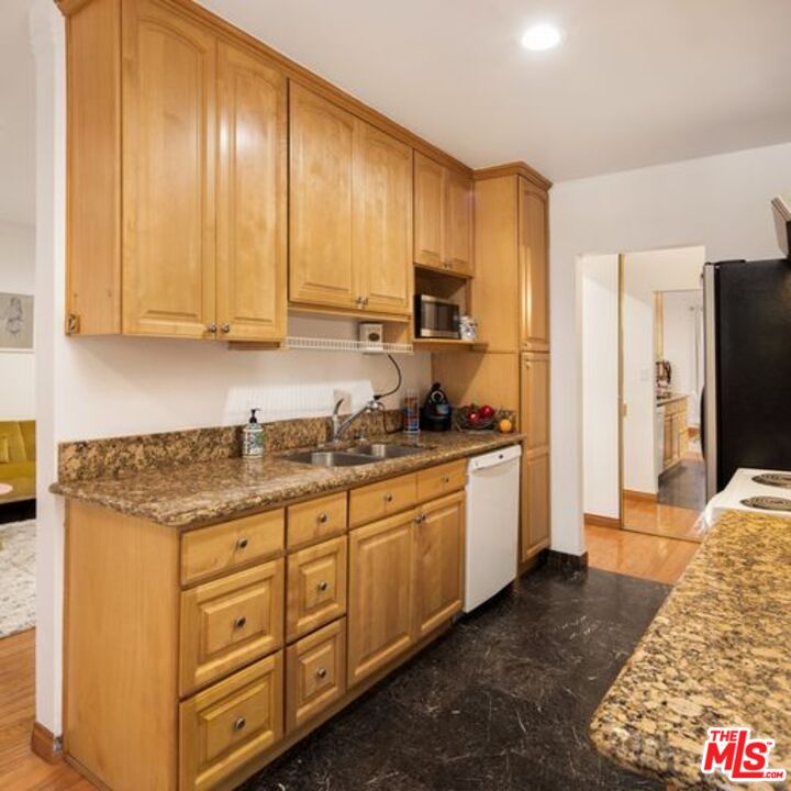 1735 N Fuller Ave Unit: 226
