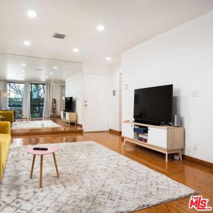 1735 N Fuller Ave Unit: 226