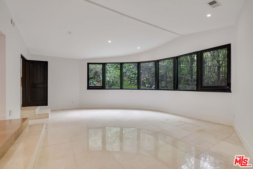 9572 Stuart Ln