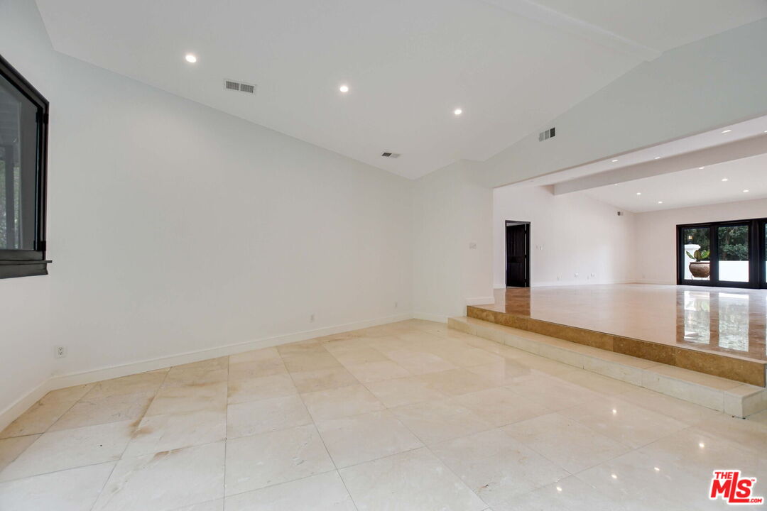 9572 Stuart Ln