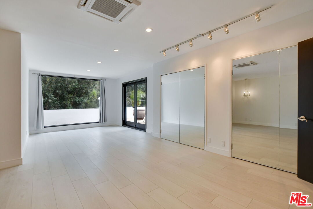 9572 Stuart Ln