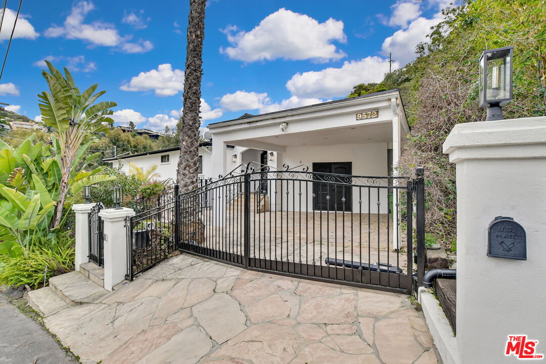 9572 Stuart Ln
