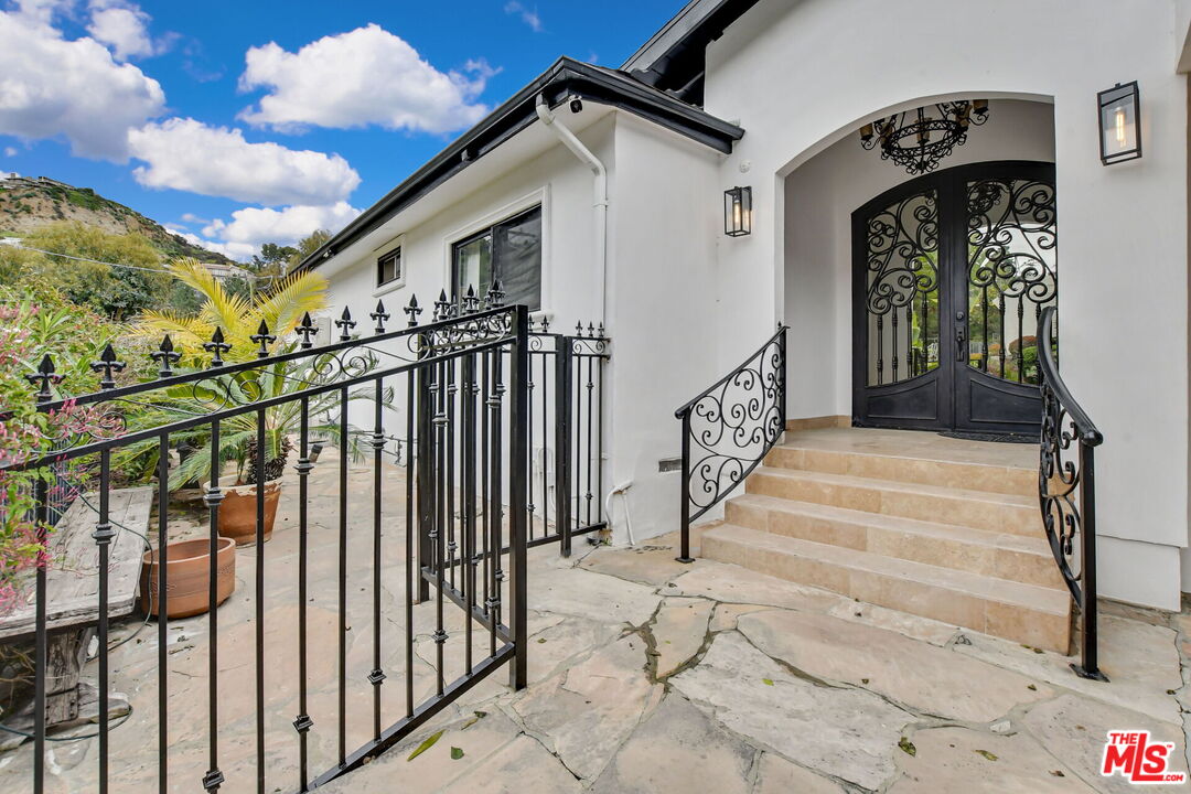 9572 Stuart Ln