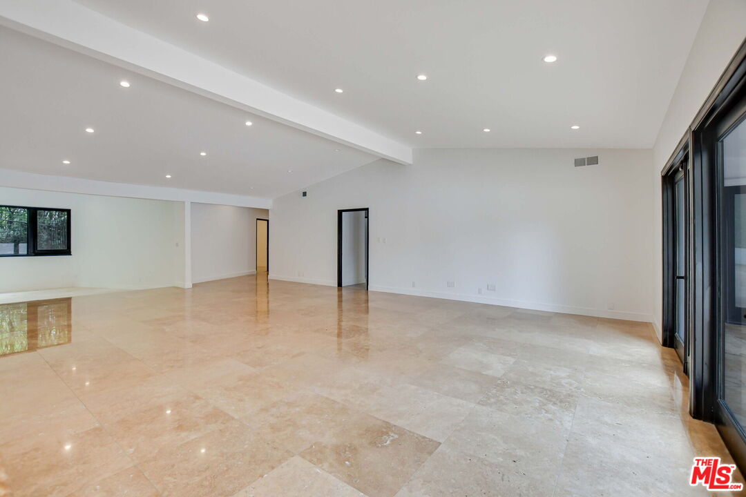 9572 Stuart Ln