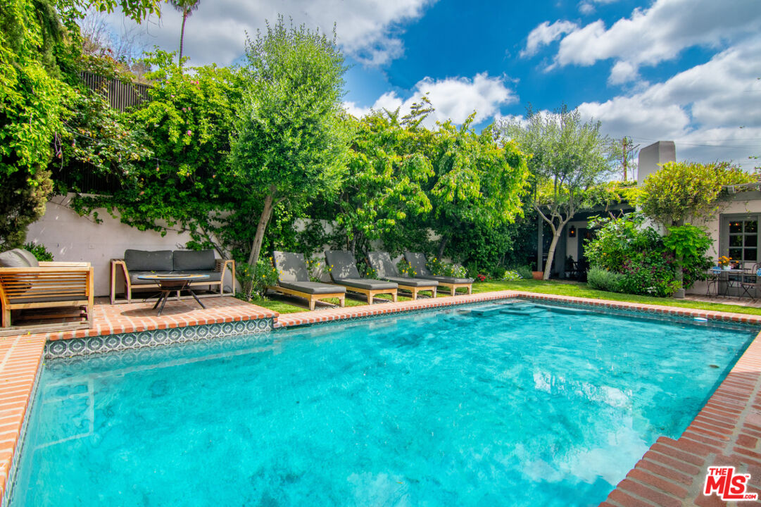 1727 Nichols Canyon Rd