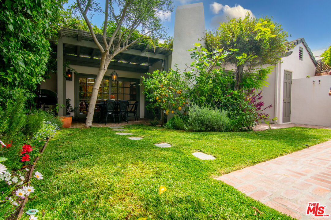 1727 Nichols Canyon Rd