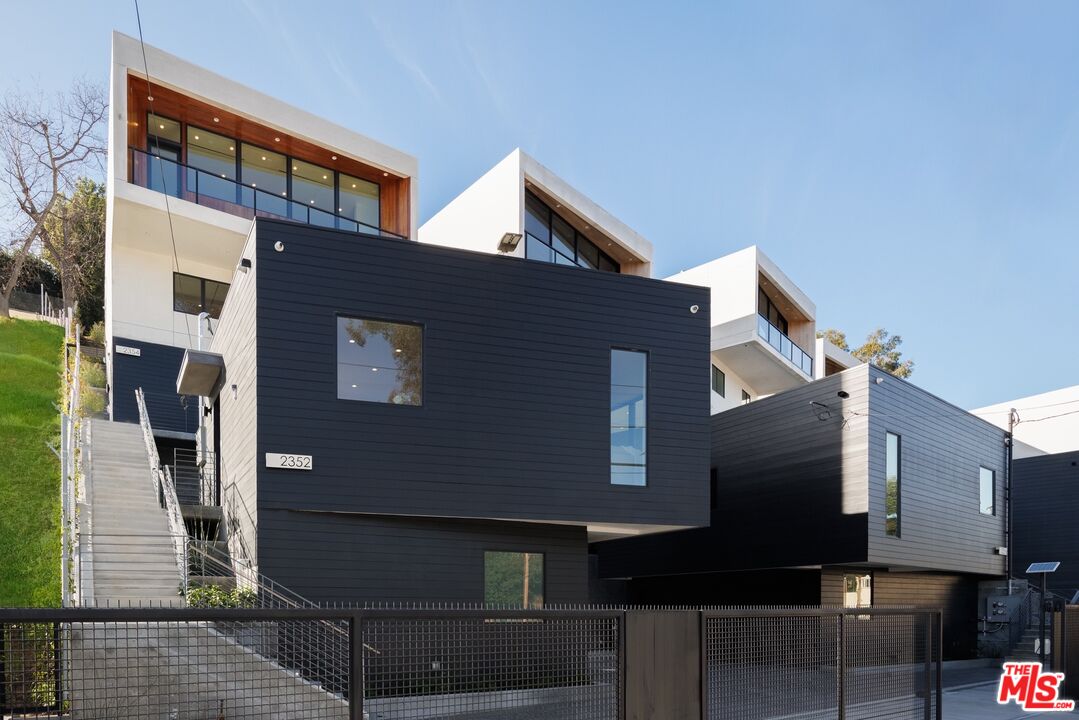 2352 Riverside Dr
