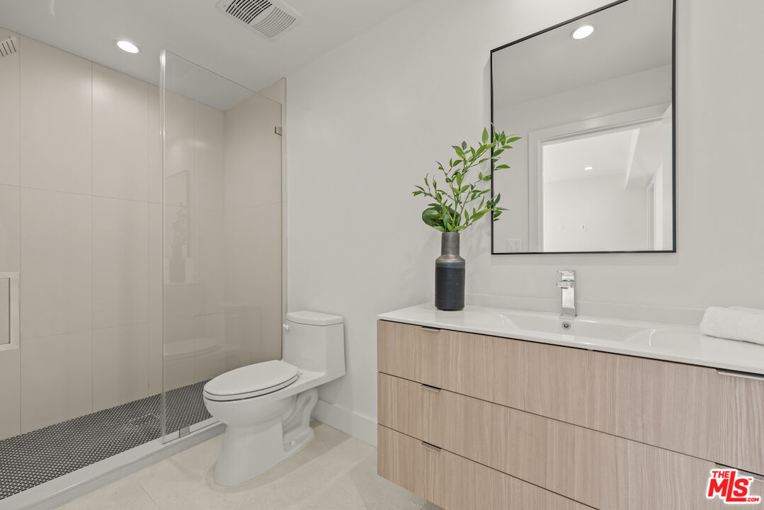 1221 N Detroit St Unit: 3