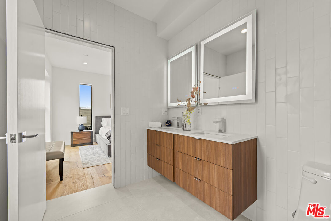 1221 N Detroit St Unit: 3