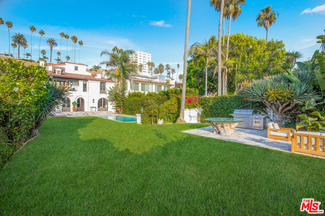 1020 Palisades Beach Rd