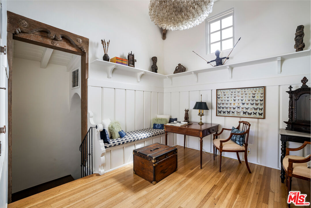 1020 Palisades Beach Rd