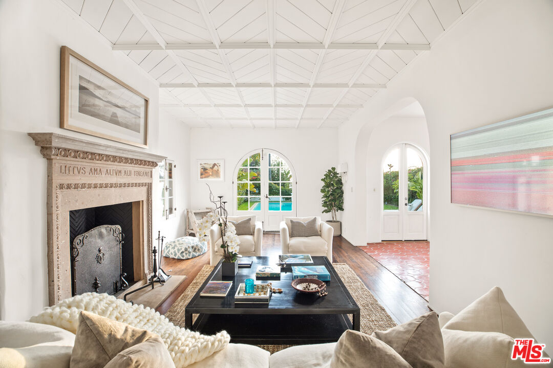 1020 Palisades Beach Rd