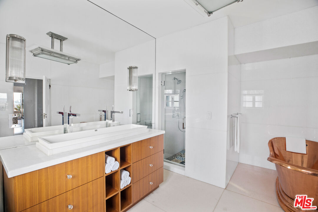 1020 Palisades Beach Rd