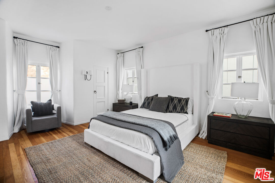 1020 Palisades Beach Rd