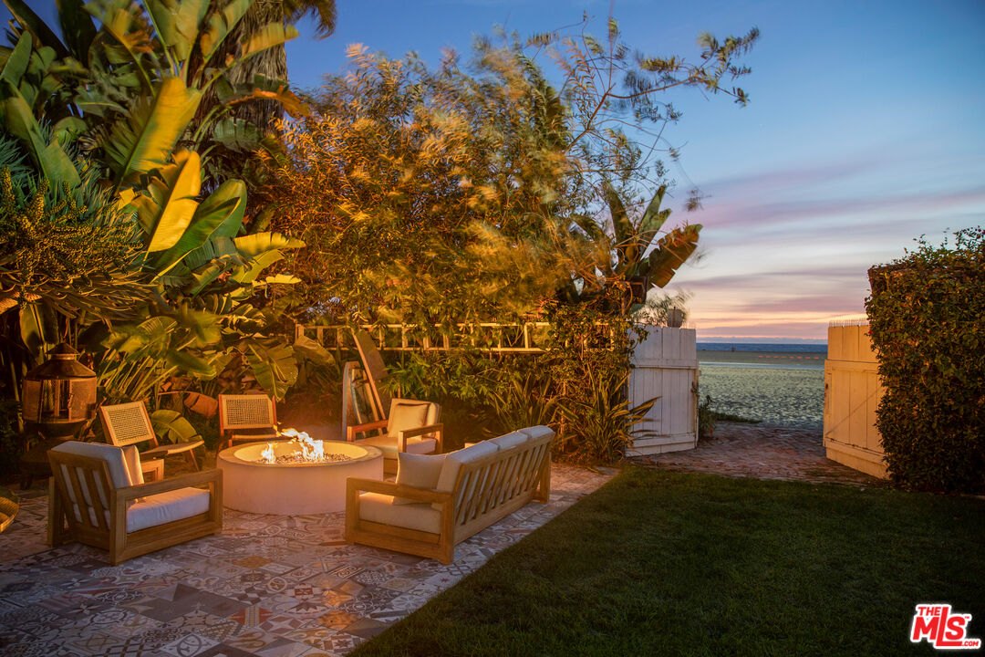 1020 Palisades Beach Rd