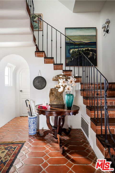 1020 Palisades Beach Rd