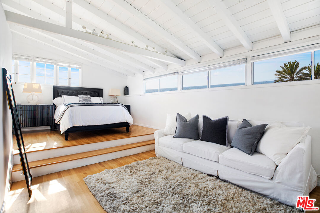 1020 Palisades Beach Rd