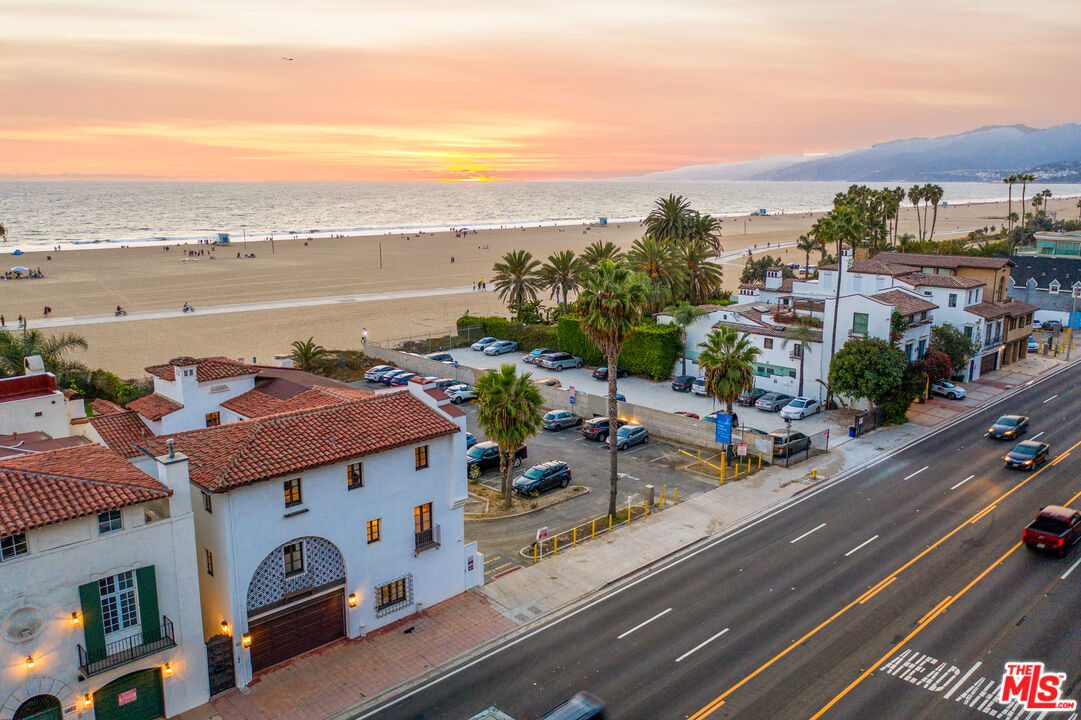 1020 Palisades Beach Rd