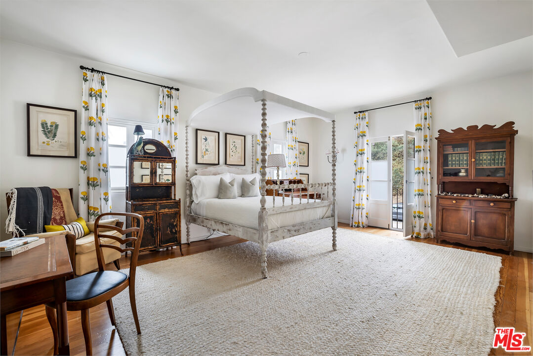 1020 Palisades Beach Rd