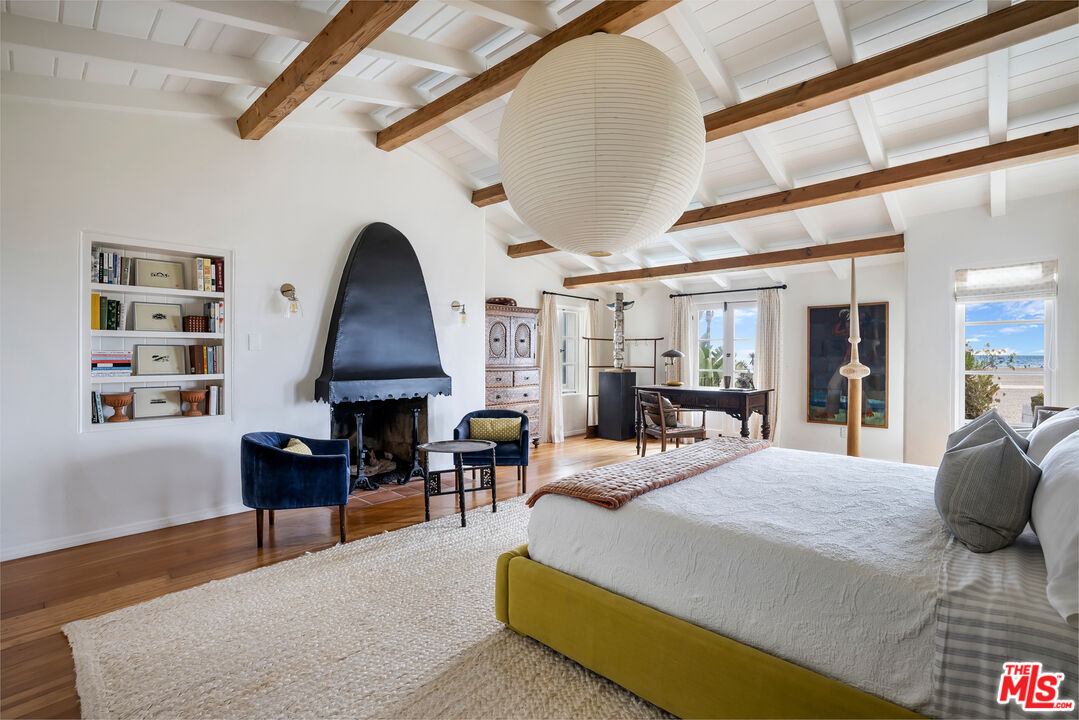 1020 Palisades Beach Rd