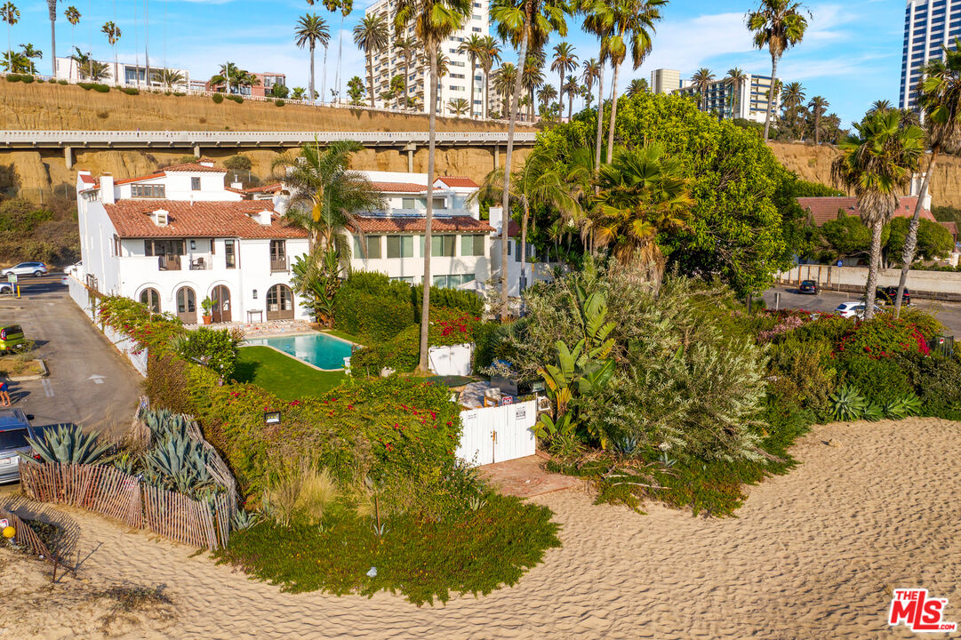 1020 Palisades Beach Rd