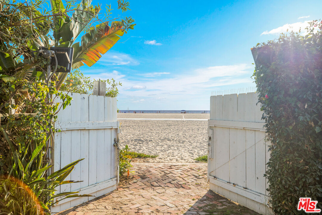 1020 Palisades Beach Rd