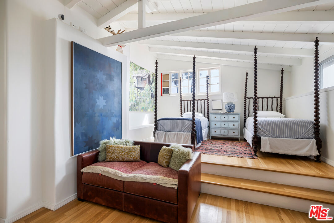 1020 Palisades Beach Rd