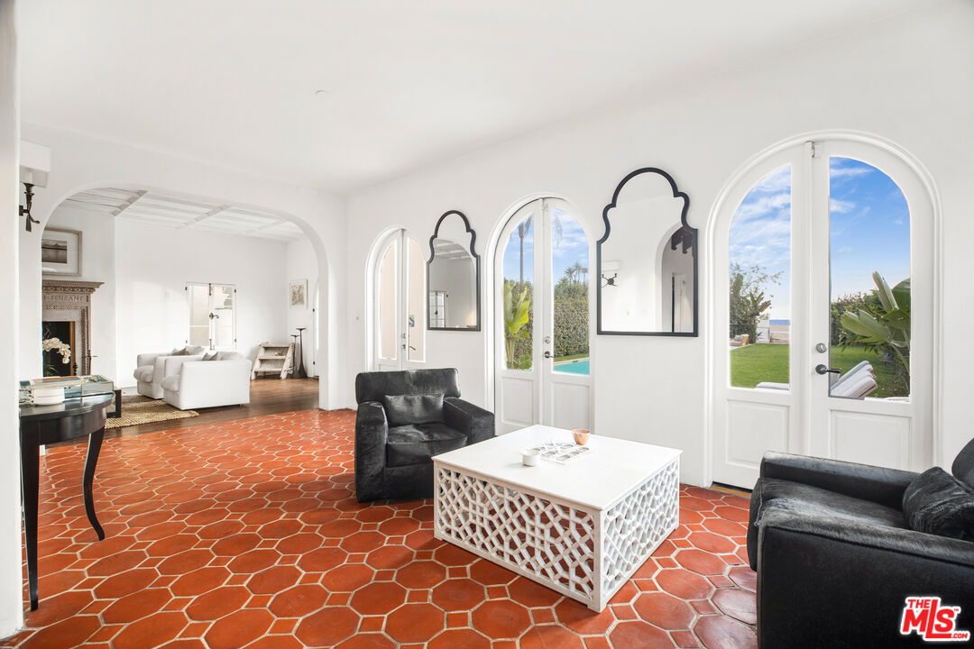 1020 Palisades Beach Rd