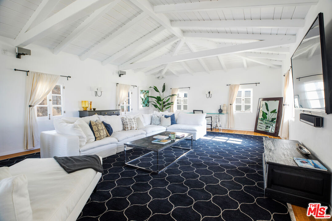 1020 Palisades Beach Rd