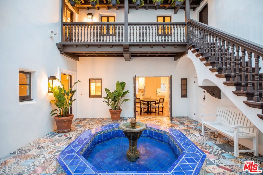 1020 Palisades Beach Rd