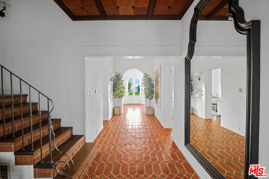 1020 Palisades Beach Rd