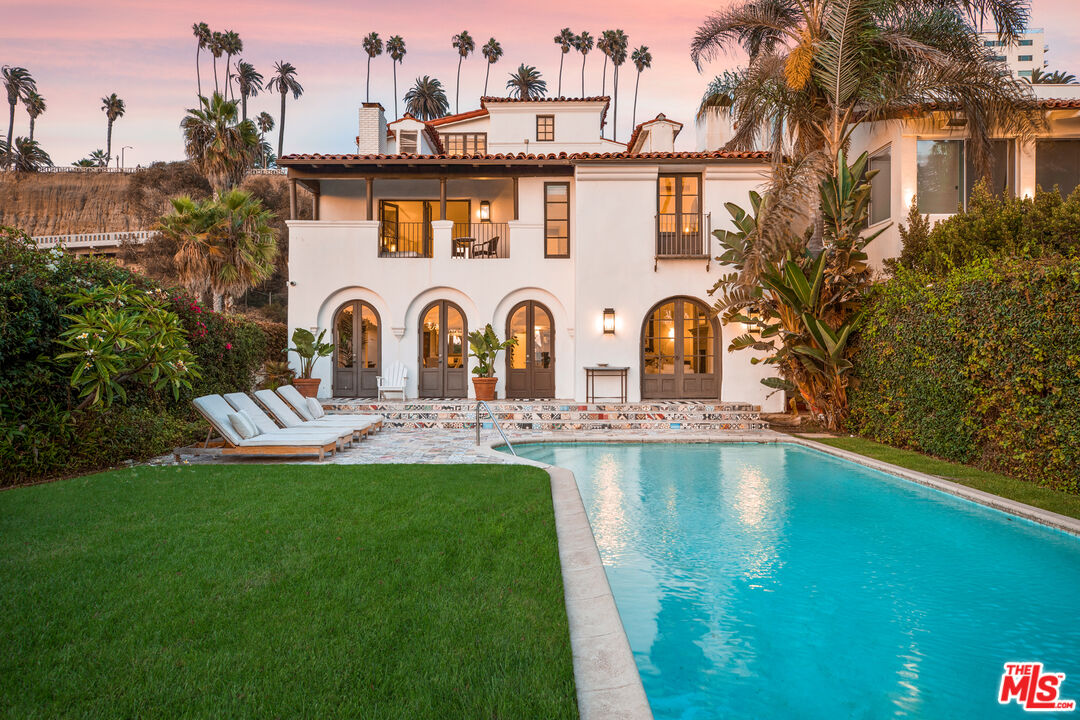 1020 Palisades Beach Rd