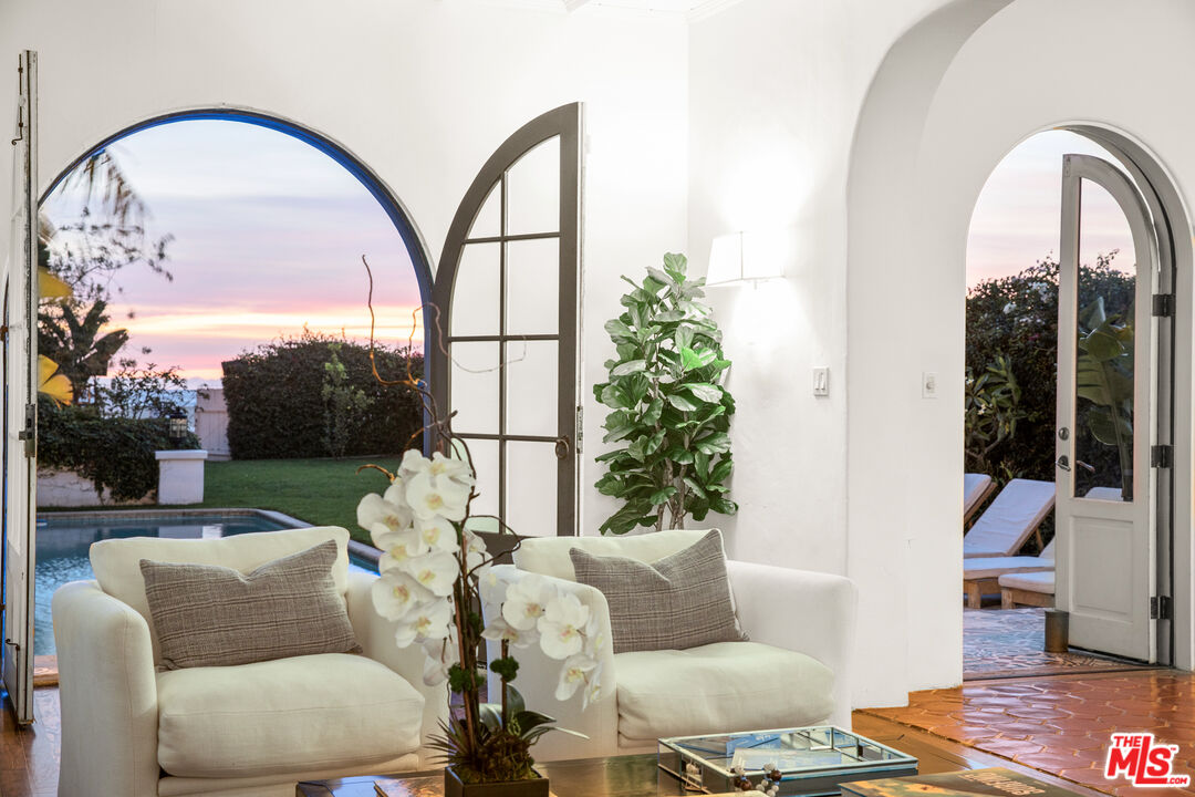 1020 Palisades Beach Rd