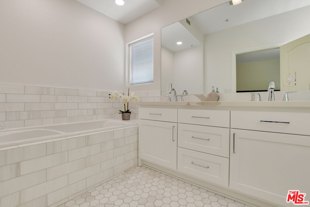 1100 S Clark Dr Unit: 203