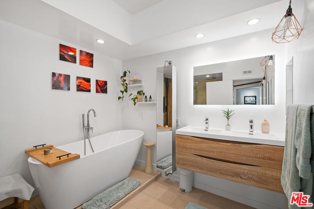 9000 Cynthia St Unit: 201