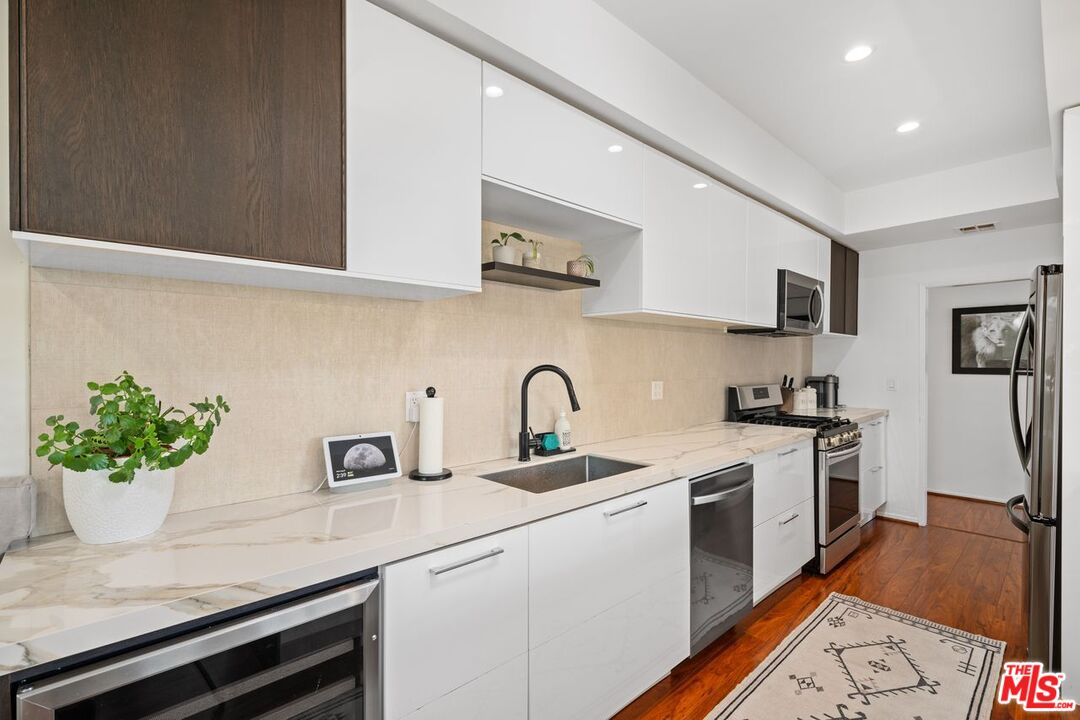 9000 Cynthia St Unit: 201