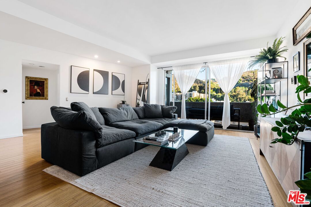 7250 Franklin Ave Unit: 903