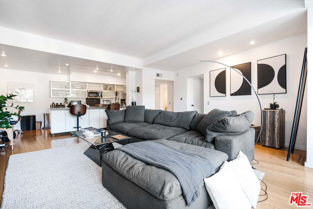 7250 Franklin Ave Unit: 903