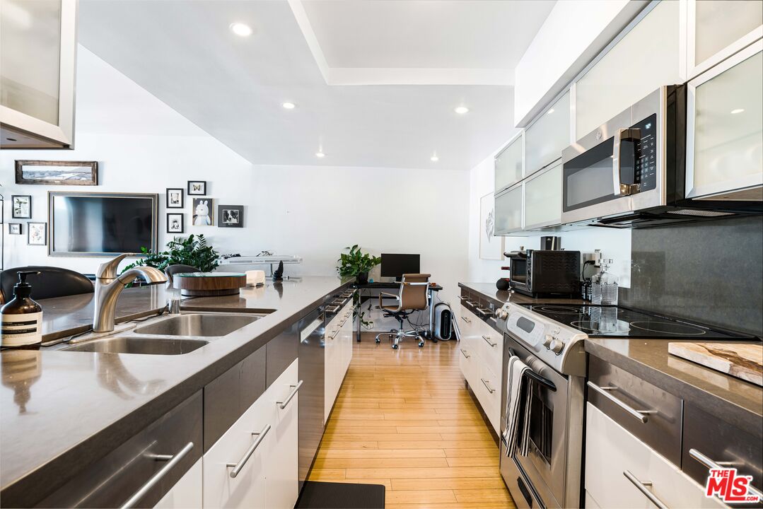 7250 Franklin Ave Unit: 903