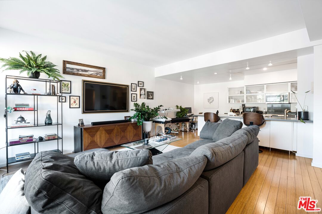 7250 Franklin Ave Unit: 903